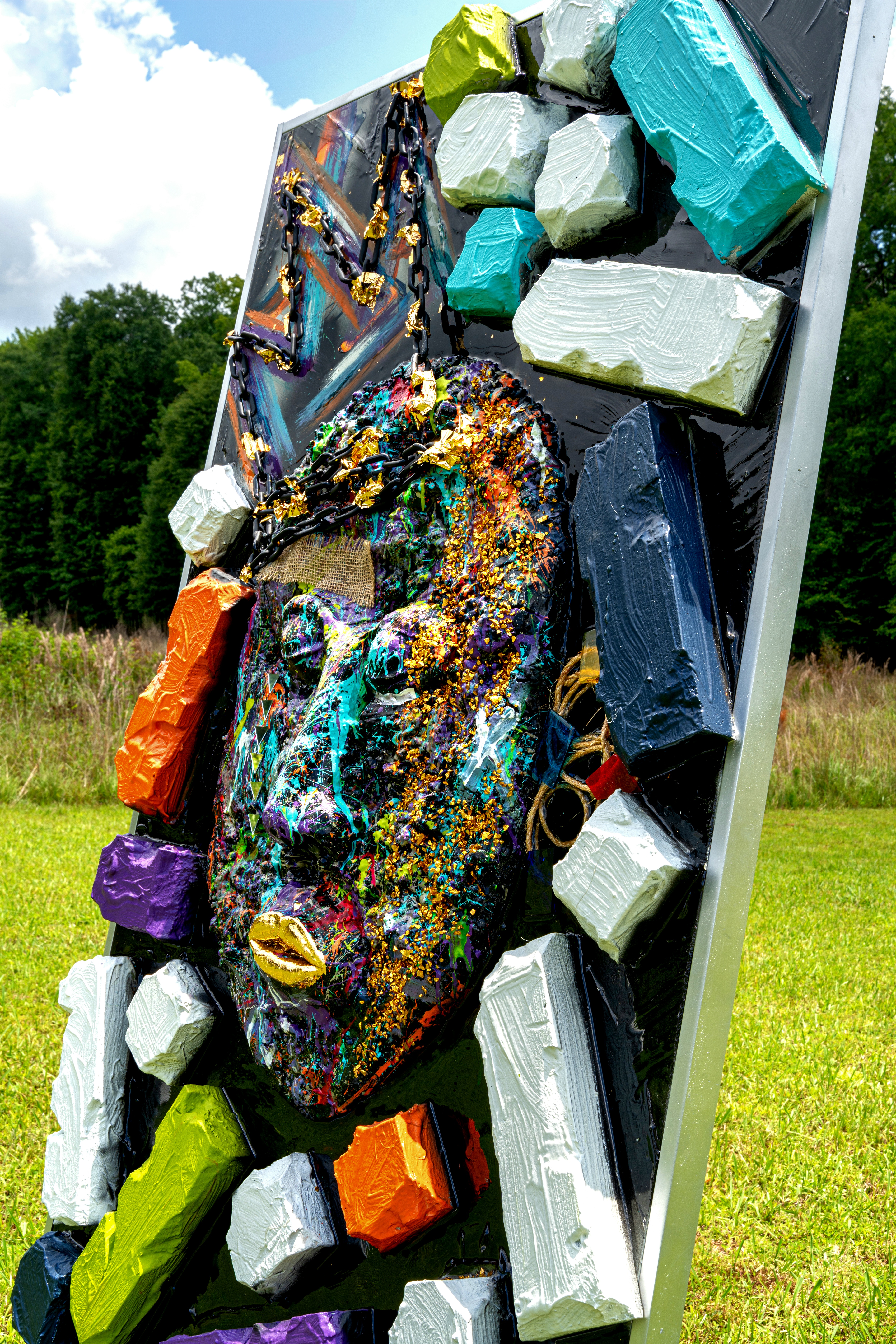 Vibrant Chaos: Spectrum of a Burdened King